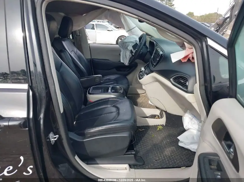 2020 CHRYSLER VOYAGER